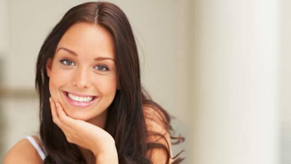 Asiantuntijat suosittelevat sähköhammasharjaa.