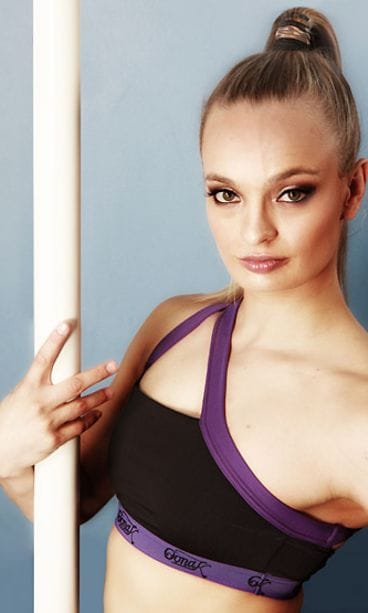 Tankotanssin maailmanmestari Oona Kiveli suunnitteli oman OonaK Collection -vaatemalliston tankotanssijoille.