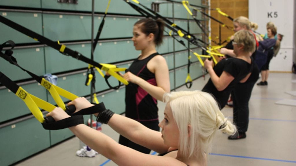 Jarkko Pirhonen opastaa, kuinka TRX-vastuksia käytetään.