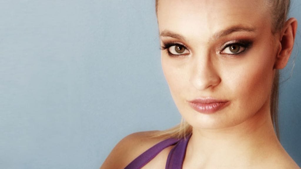 Tankotanssin maailmanmestari Oona Kivelä suunnitteli oman OonaK Collection -vaatemalliston tankotanssijoille.