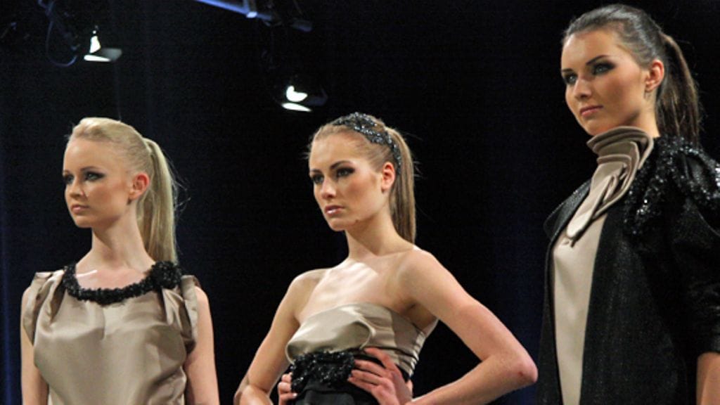 Muodin huipulle -catwalkin luomuksia.