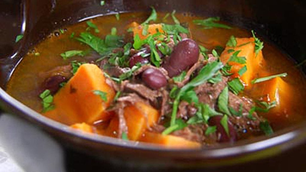 Bataatti-lihakeitto.