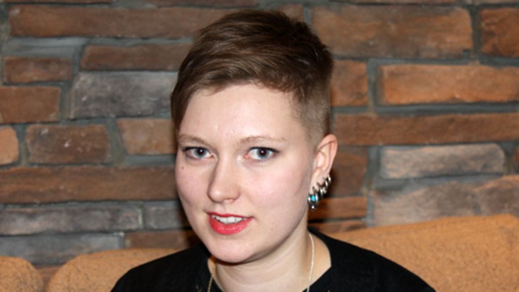 Muodin huipulle -suunnittelija Reta Raven.