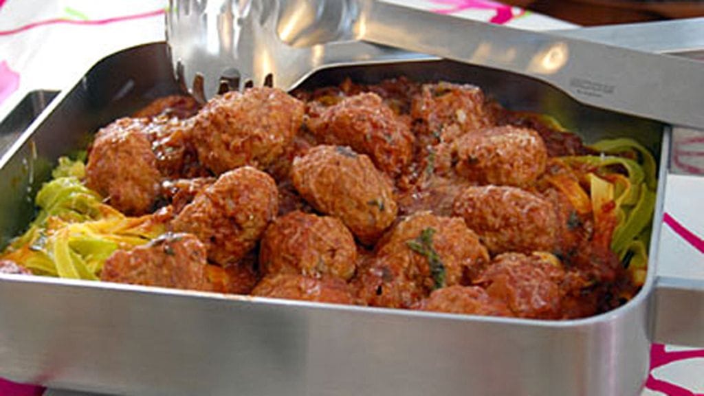 Lihapullia ja spagettia.