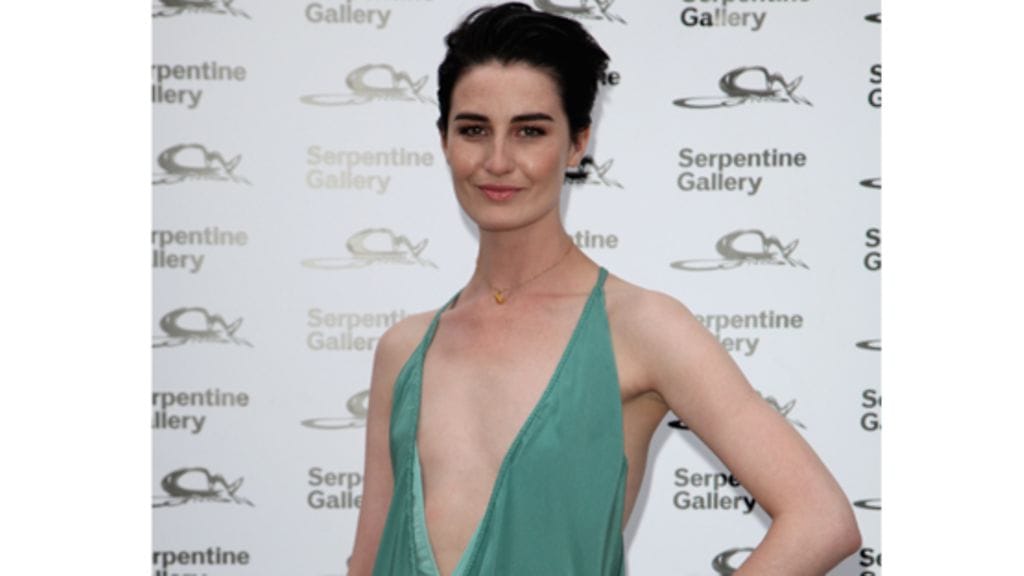 Erin O'Connor edusti näin rohkeassa kaula-aukossa lontoolaisen gallerian kesäjuhlissa heinäkuussa 2009.