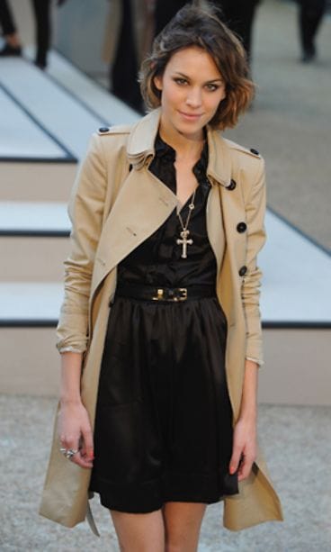 Suosikkijuontaja Alexa Chung Burberryn trenssitakissa