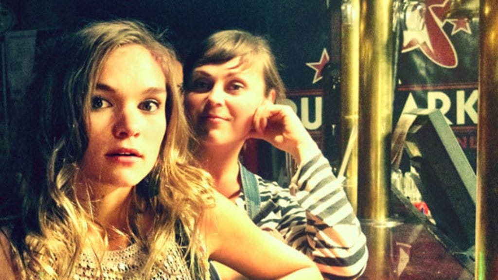 Kuvausryhmä ihailee Sami Ylipään tatuointeja, joille kaikille löytyy oma tarinansa.