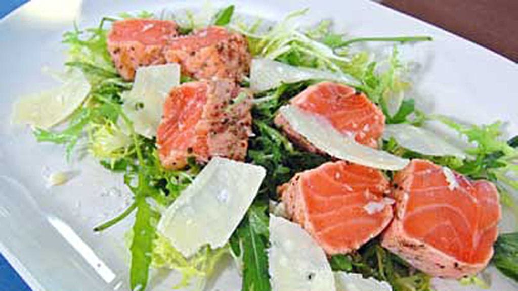 Lohipastramia salaattipedillä.