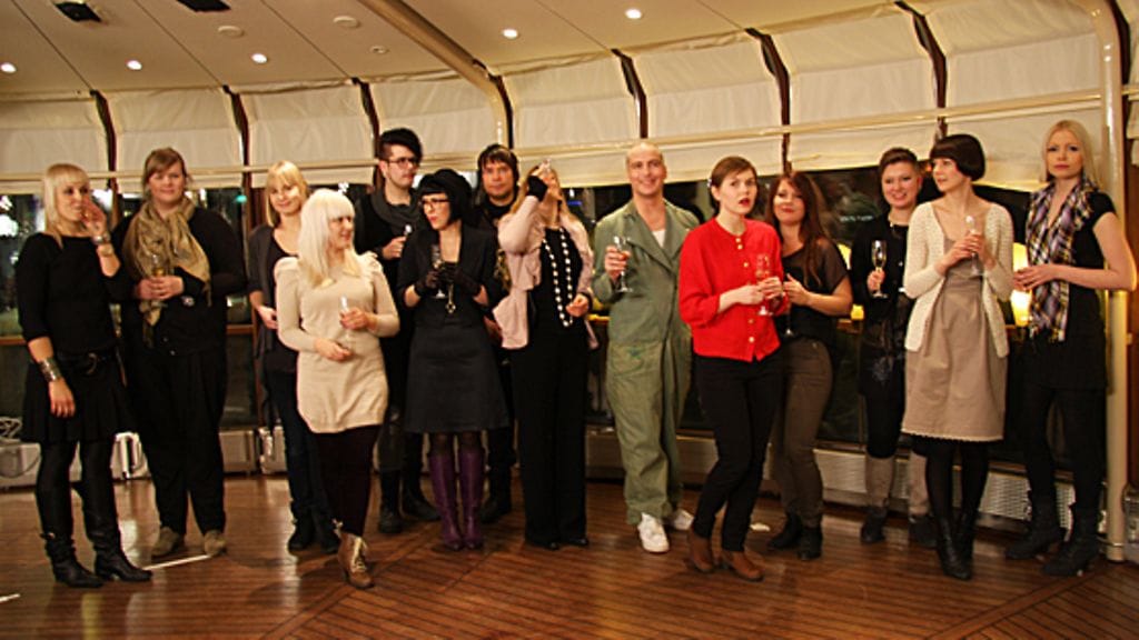 Skool! Suunnittelijat juhlistavat kilpailun alkua.