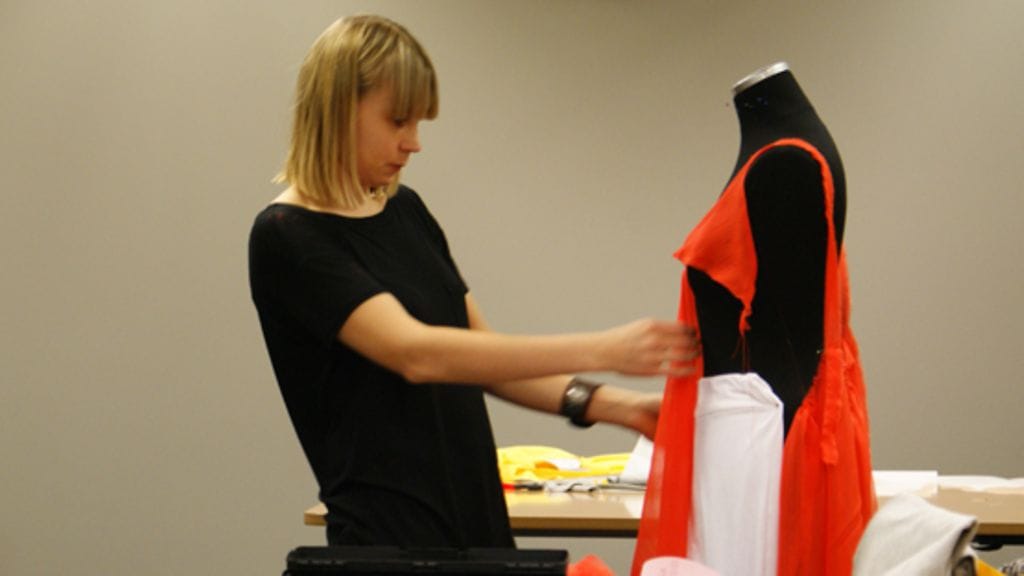 Linda työn touhussa.