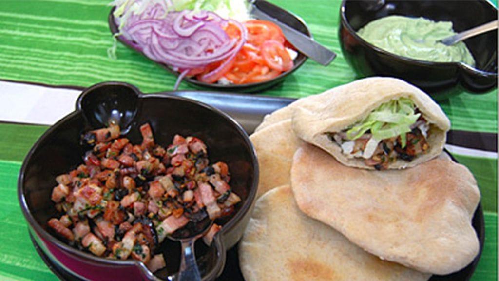 Chilipossua ja pitaleipiä Köyhien ritareiden tapaan.