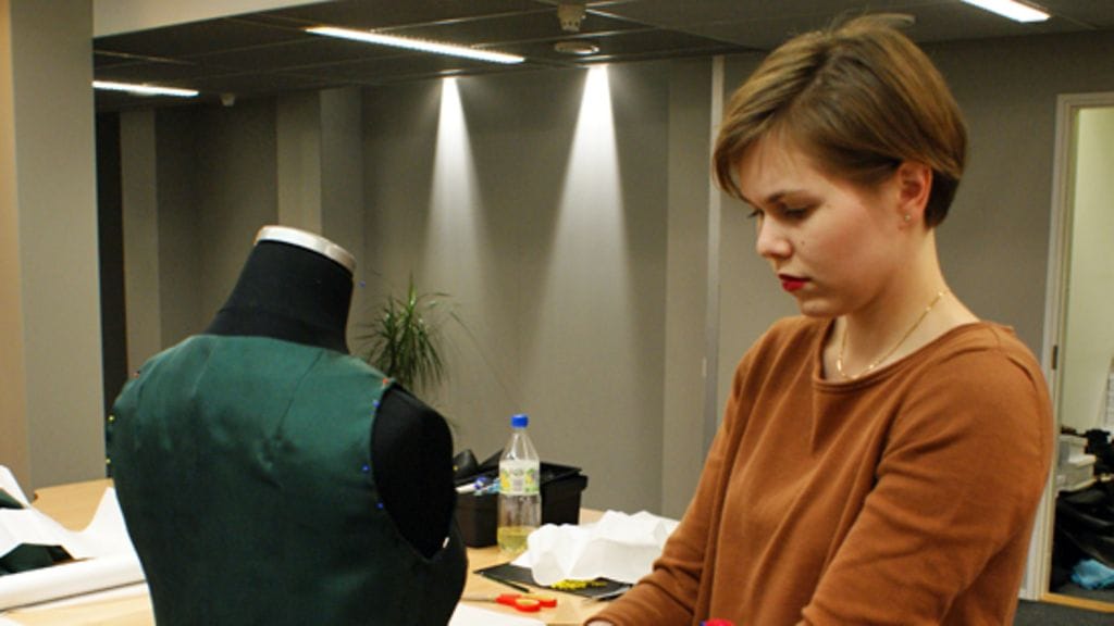 Essi työstää asuaan.