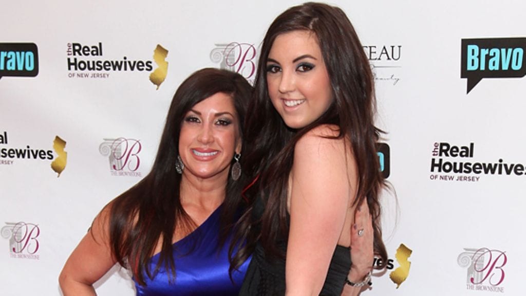 Jacqueline (vas.) ja Ashley.