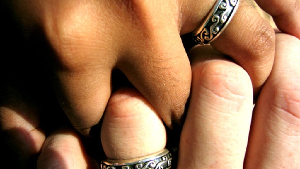 Erkin naisystävä työskentelee yhä hierontalaitoksessa, jossa on saatavilla myös seksuaalipalveluja.