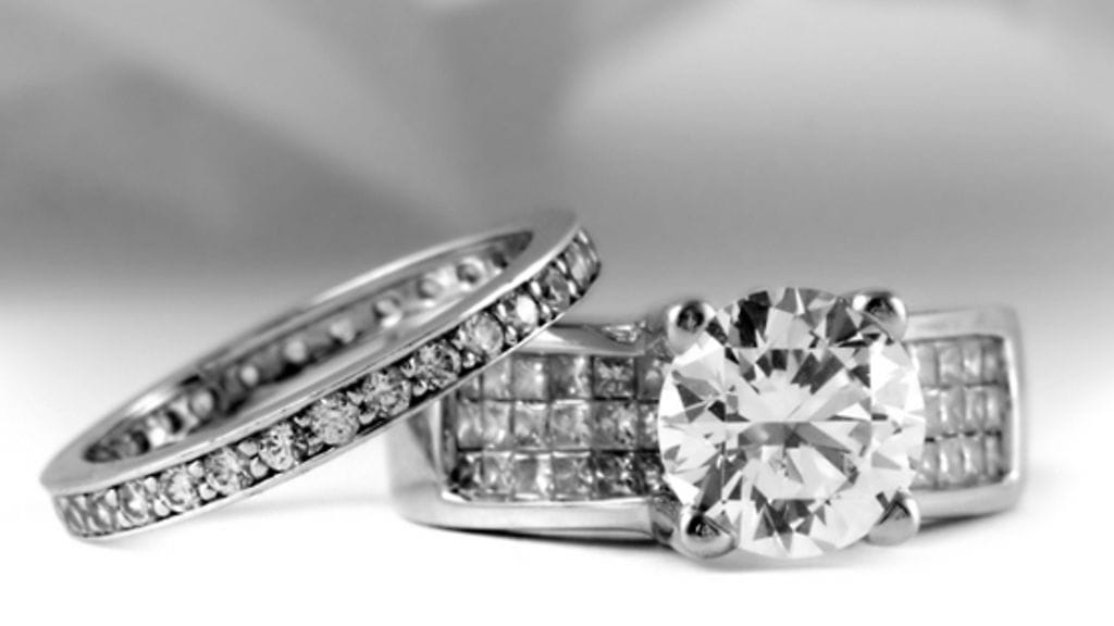 Japanilaisen parin sormukset valmistettiin Leica 50mm Summilux -kameran perusteella