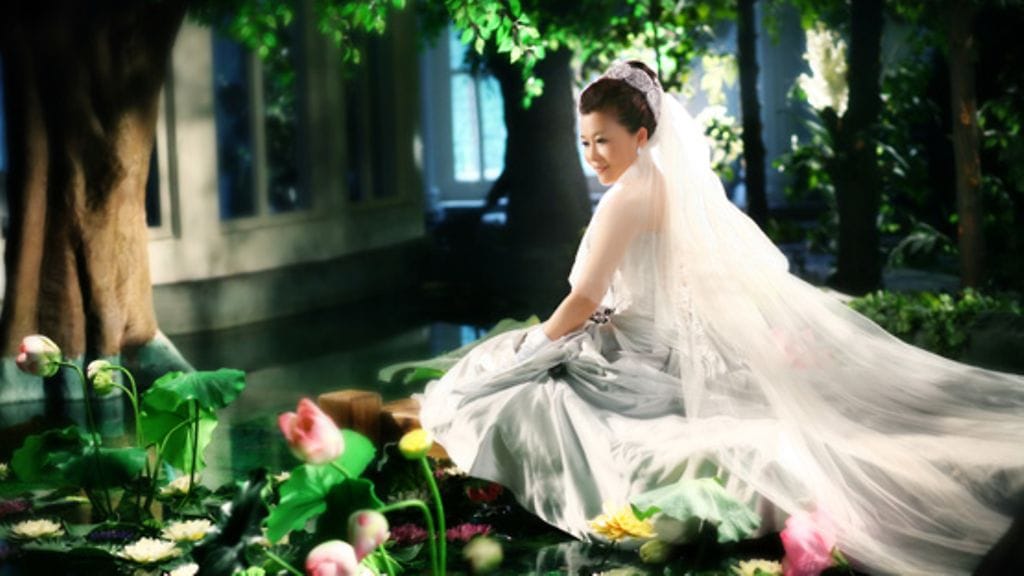 Claude Hensingerin Ruth-vaimon morsiuspuku tehtiin laskuvarjosta.