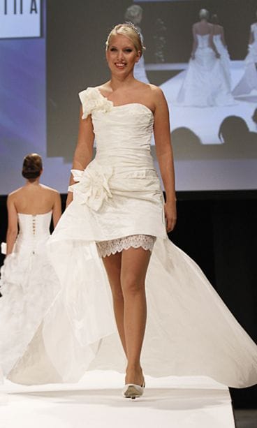 Morsiuspukuliike Stilissima häät.fi Fashion Show 2010 -näytöksessä