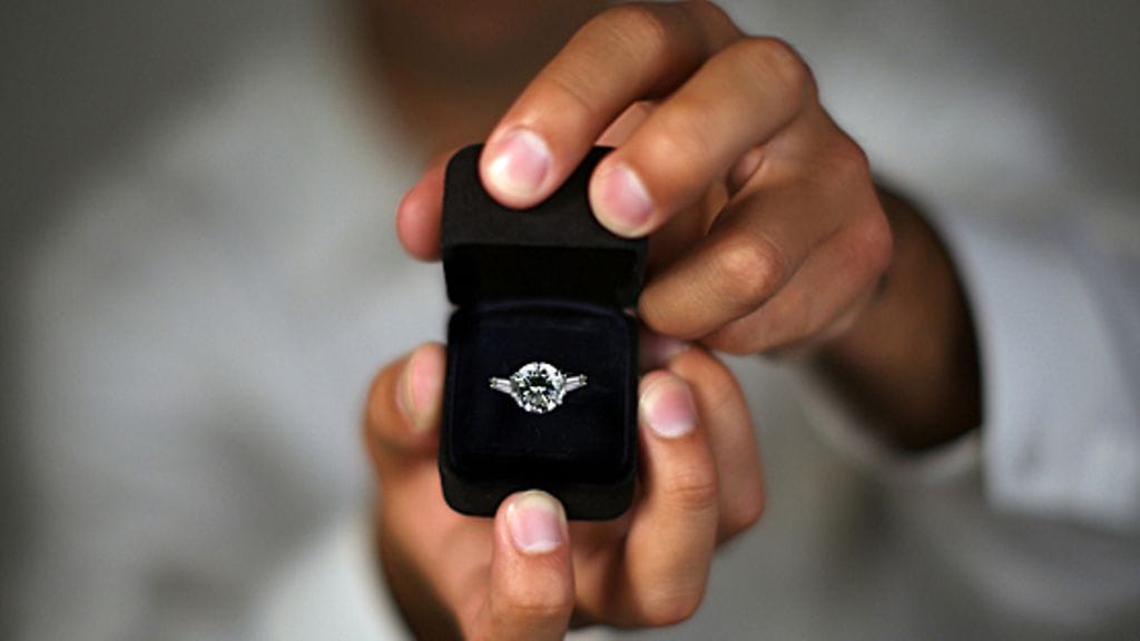 Rakastunut Matt kehitti tyttöystävälleen Ginnylle ikimuistoisen kosinnan.