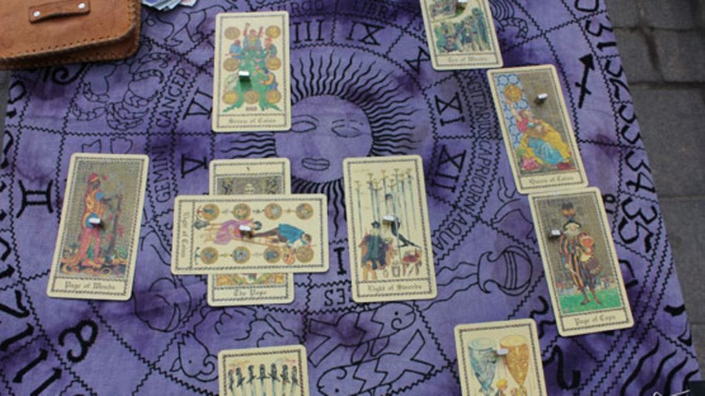 Alexander XIII aka Pasi Hyvärinen teki toimittajalle Tarot-tulkinnan