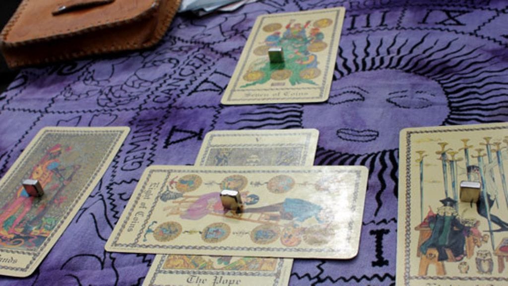 Alexander XIII aka Pasi Hyvärinen teki toimittajalle Tarot-tulkinnan