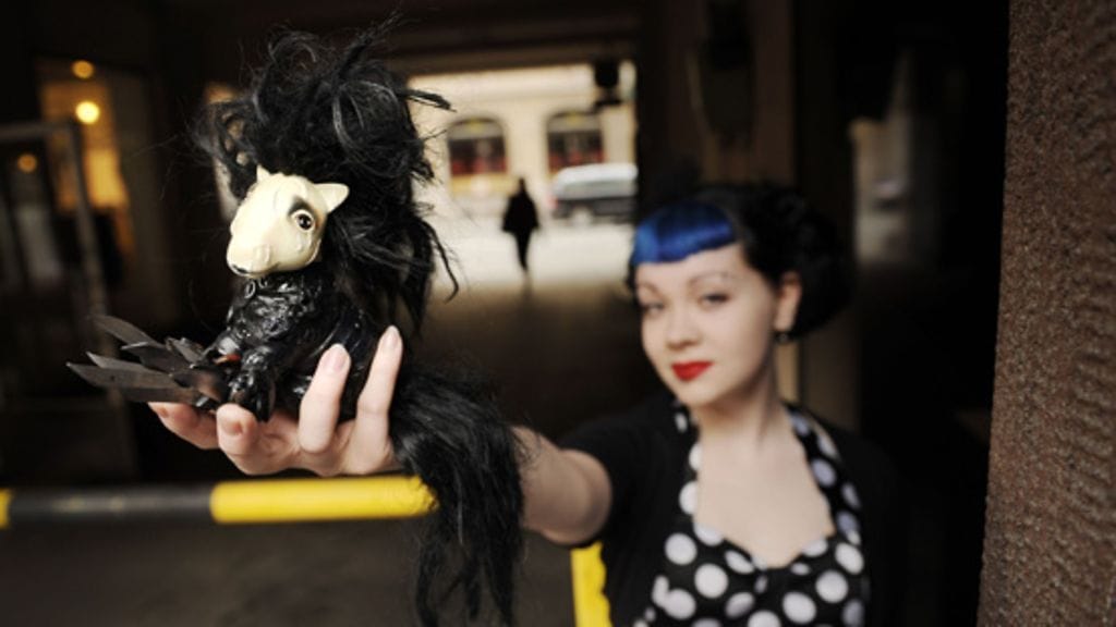 Mari Kasurinen ja Pieni Saksikäsi Edward vuonna 2009.