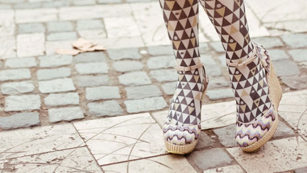 Chloe Sevignyn mustavalkoinen look täydentyy valkoisilla sukilla sandaalien seurana.