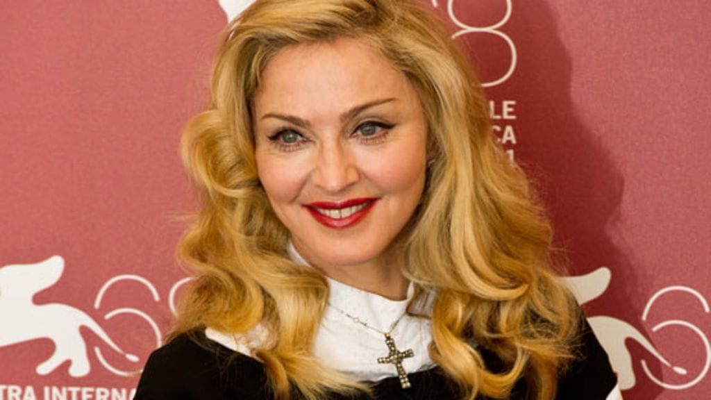 Madonnalla, 53, ei näy otsaryppyjä.