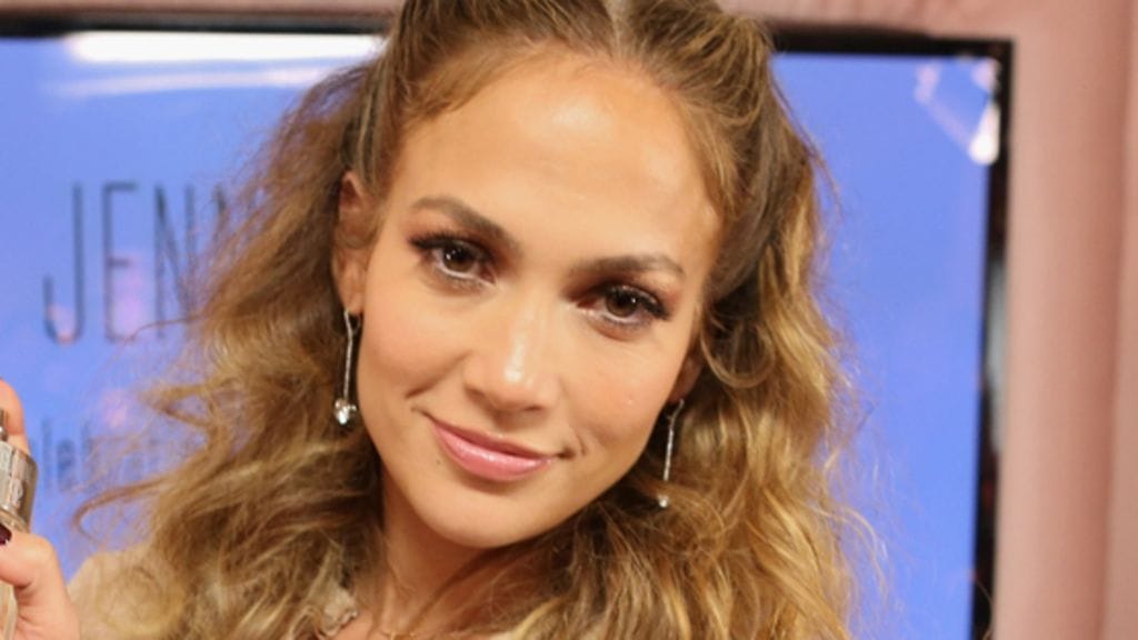 Jennifer Lopez touhusi rannalla poikansa kanssa.