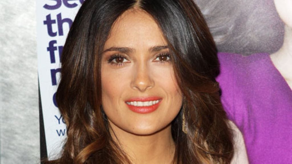 Salma Hayek näyttää upealta tyköistuvissa mekoissa.