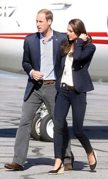 Prinssi William kohtelee vaimoaan kauniisti.