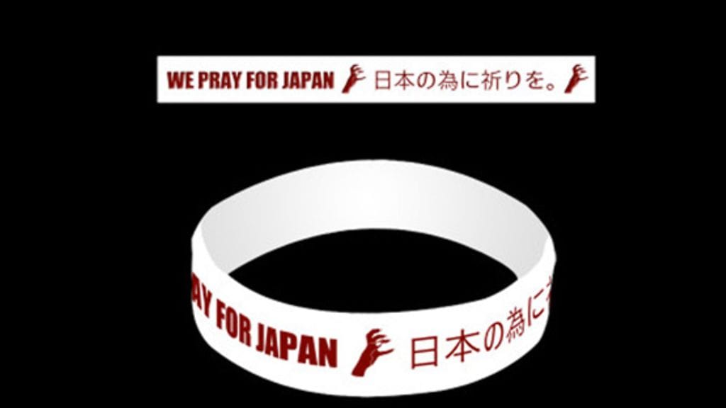 Tällaisia hyväntekeväisyysrannekkeita Lady Gaga myy nettisivuillaan Japanin katastrofin uhrien auttamiseksi.