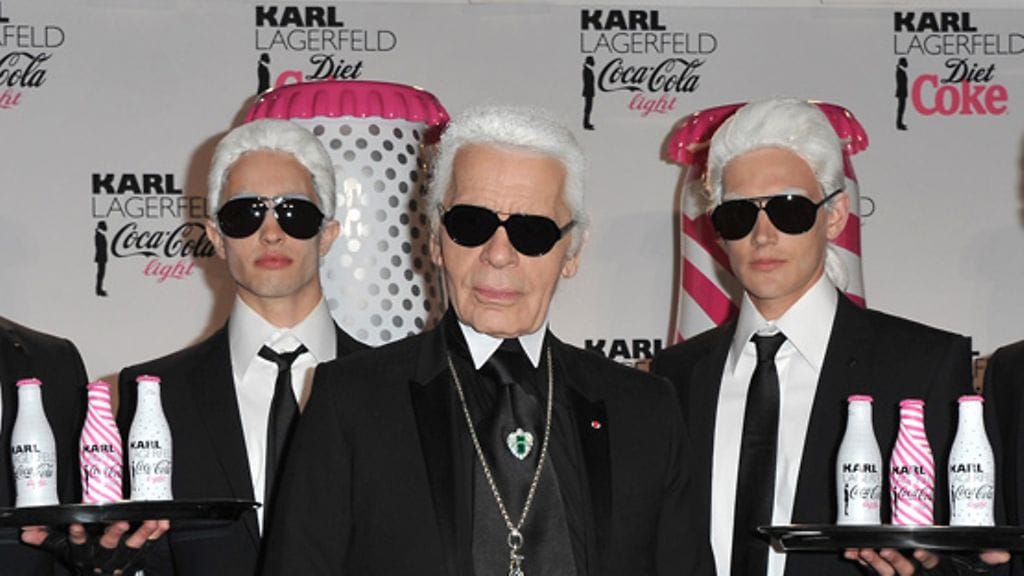 Karl Lagerfeld suunnitteli naiselliset grafiikat pulloihin.