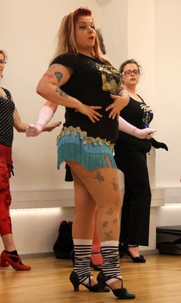 Bettie Blackheatr opettaa burleskitanssitunnilla