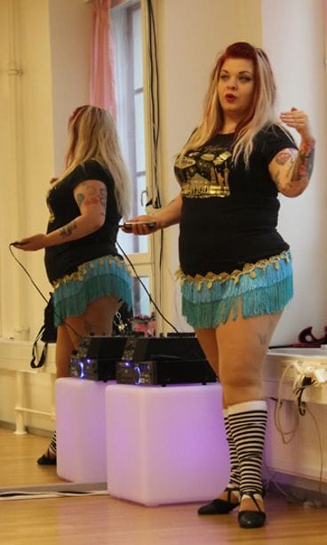 Bettie Blackheatr opettaa burleskitanssitunnilla