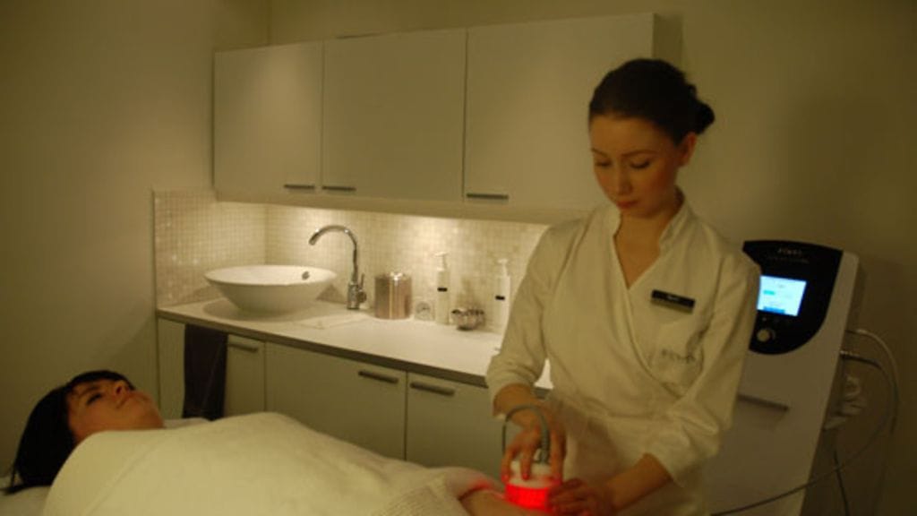 Ennen hoitoa tulee täyttää lomake, jolla varmistetaan henkilön terveydentila hoitoon sopivaksi.