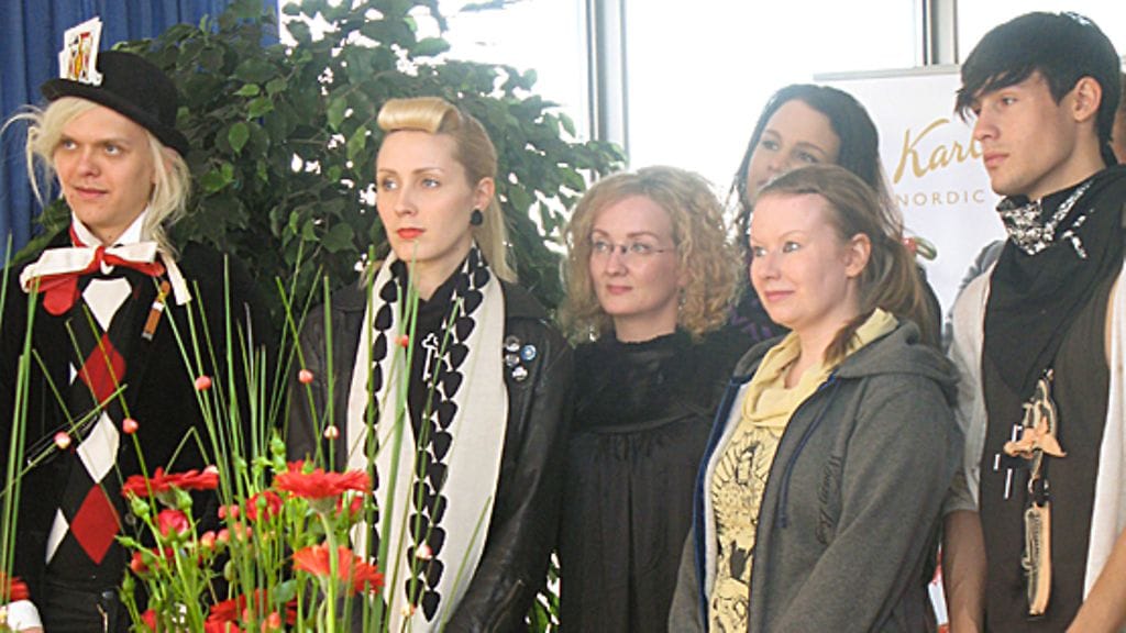 Suunnittelijat kuulemassa viidettä tehtävänantoa. Kuva: MTV3.