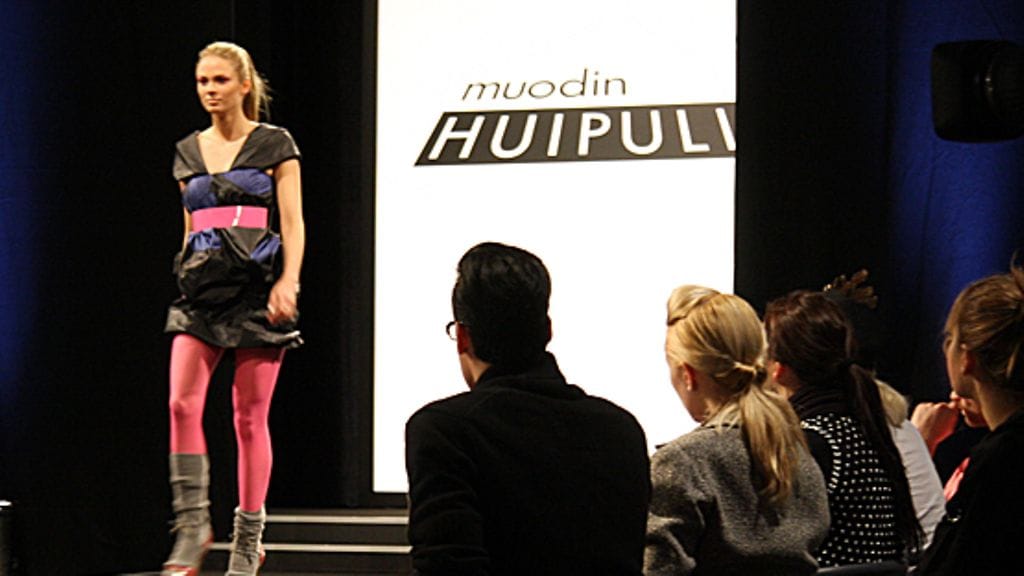 Elina esitteli Achilleksen asun catwalkilla. Kuva: MTV3.