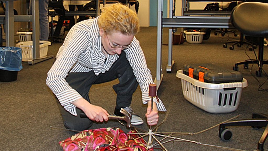 Laura työhuoneella. Kuva: MTV3.