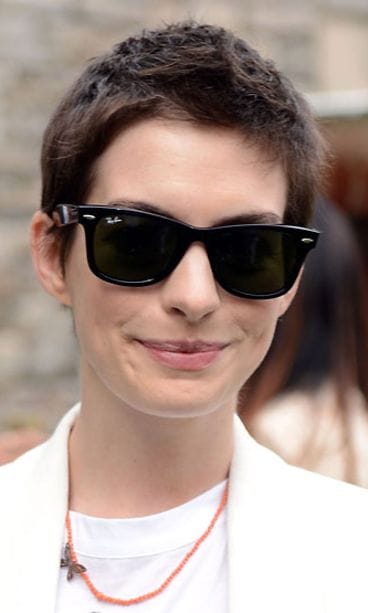 Anne Hathaway Stella McCartneyn muotinäytöksessä.