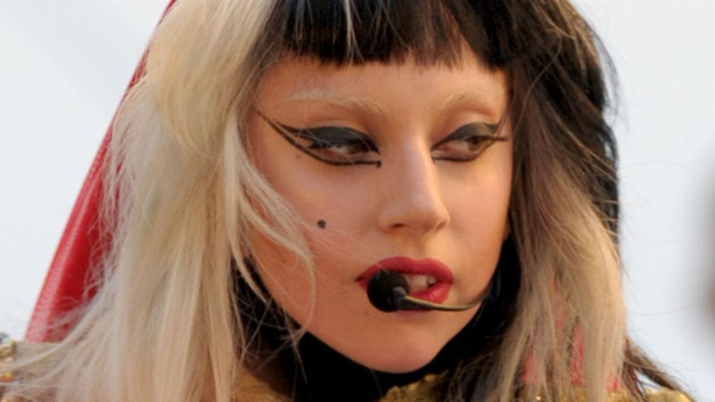 Lady Gaga esitti uusimman hittibiisinsä matadorimaiseen asuun sonnustautuneena.