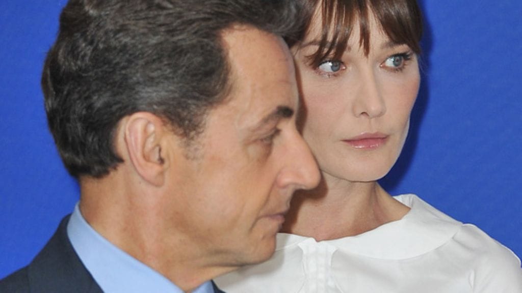 Ranskan ensimmäinen nainen Carla Bruni debytoi Woody Allenin elokuvassa Midnight in Paris cameo-roolissa. Brunin juorutaan joutuneen näyttelemään lyhyen kohtauksensa 35 kertaa, jotta vuorosanat saatiin oikein.