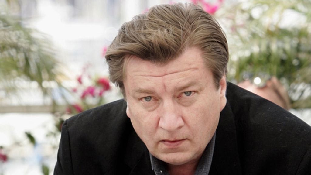 Laitakaupungin valot -elokuvan ollessa ehdolla Cannesissa ohjaaja Kaurismäki intoutui tanssimaan seurueineen tangoa punaisella matolla. Kuvassa Kaurismäki vaimonsa kanssa tanssin tiimellyksessä.