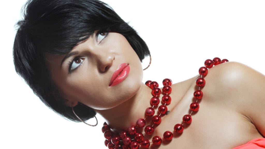 Punatut huulet kruunaavat juhlalookin.