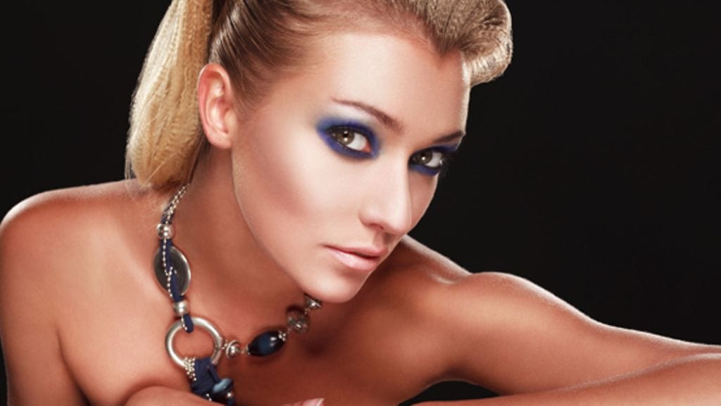 Kolmasosa naisista lähtee ulos täydessä tällingissä.