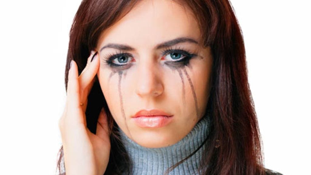 Naisen itku ärsyttää miestä.