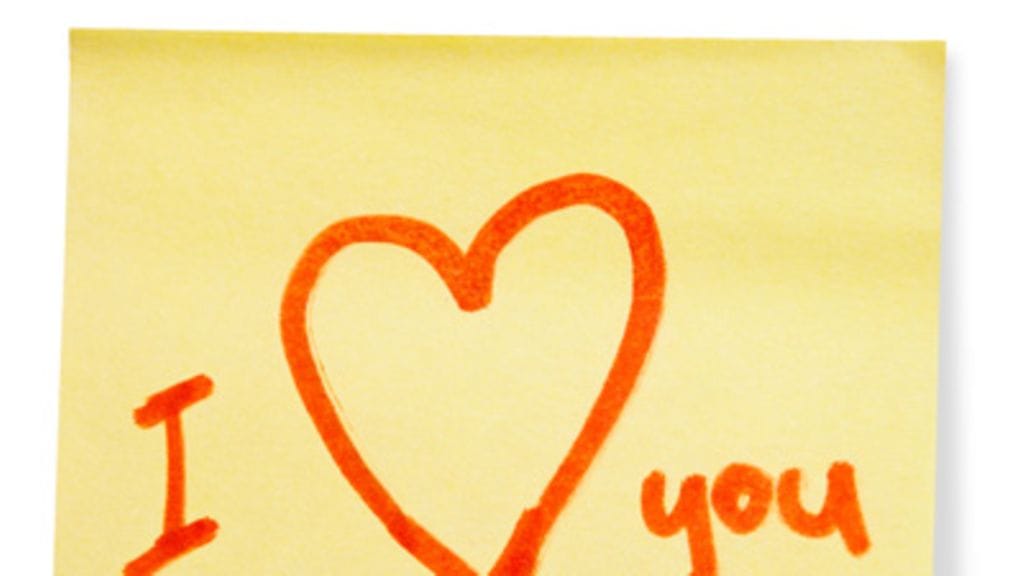 Post-It-lappu jääkaapin ovessa piristää kultasi päivää.