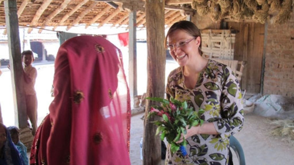 Heidi otettiin lämpimästi vastaan Intian Hoshangabadissa, missä aliravittujen lasten äidit olivat osallistuneet World Visionin järjestämään ravitsemuskoulutukseen.