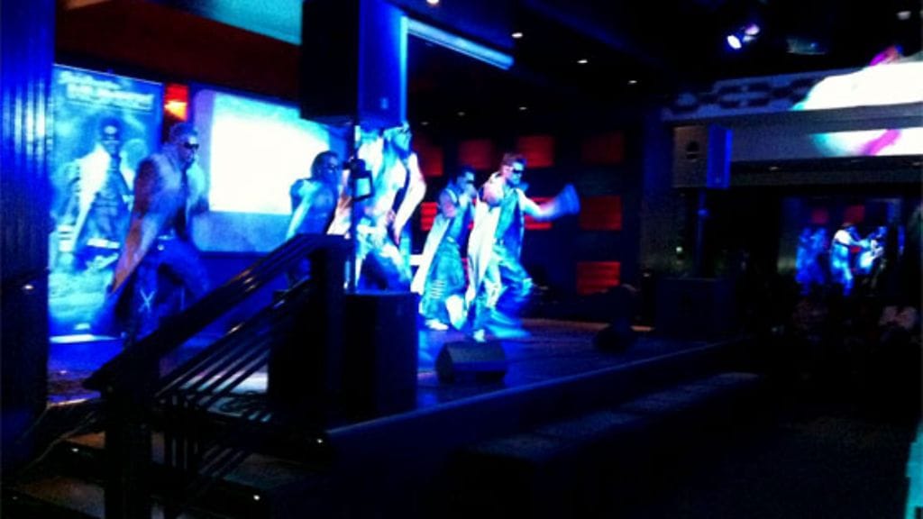 Scandinavian Hunks S & A -lehden kesäiltapäivässä