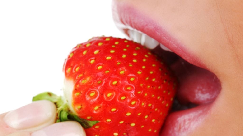 Kesäiset mansikkahuulet voi luoda vaikkapa sävyttävällä huulirasvalla Kuva: Shutterstock