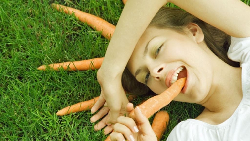 Porkkanoiden popsiminen pitää sydämen terveenä.